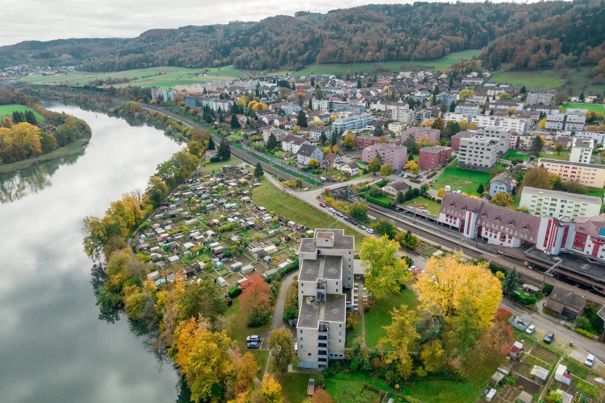 Luftaufnahme des Limmattals bei Neuenhof.